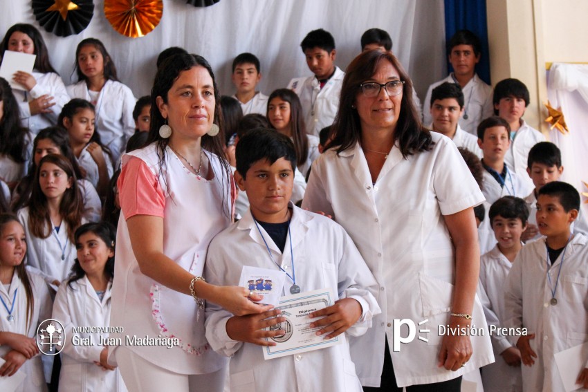 Continua la entrega de placas a los mejores alumnos