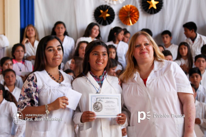 Continua la entrega de placas a los mejores alumnos