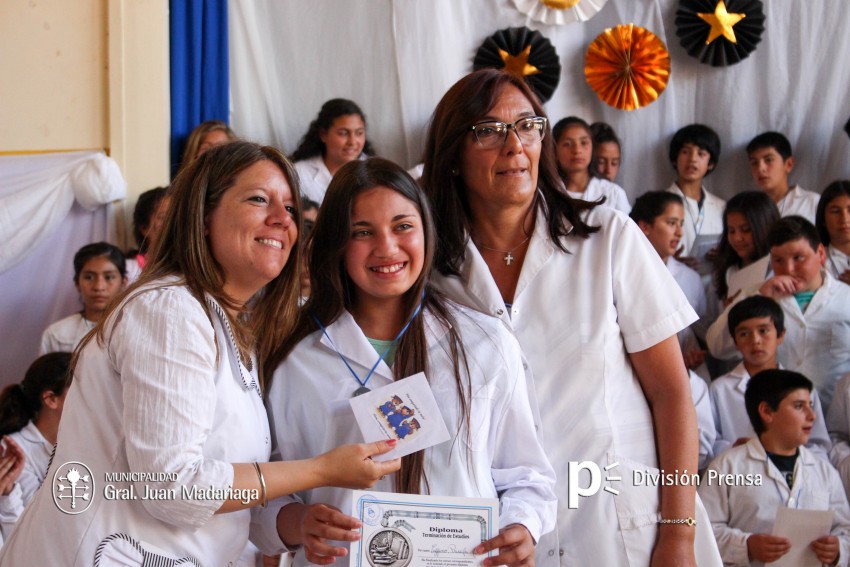 Continua la entrega de placas a los mejores alumnos