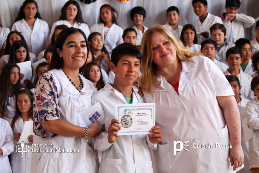 Continua la entrega de placas a los mejores alumnos