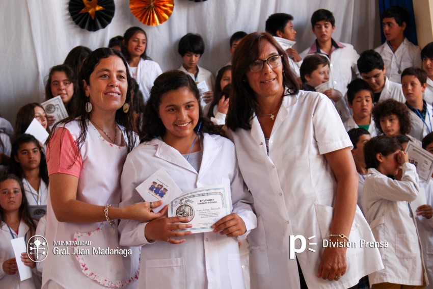 Continua la entrega de placas a los mejores alumnos