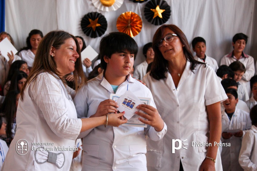 Continua la entrega de placas a los mejores alumnos