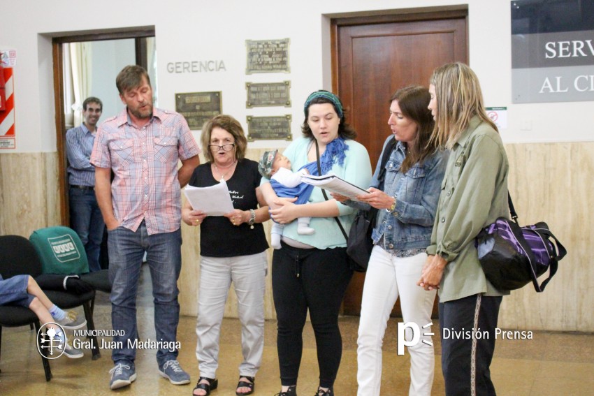 El coro municipal realiz intervenciones urbanas en distintos puntos d