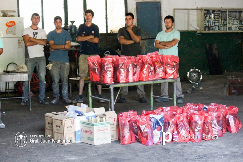 Santoro entreg productos de fin de ao a los empleados municipales