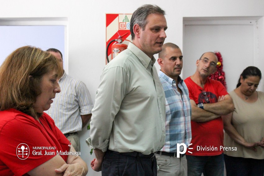 Santoro entreg productos de fin de ao a los empleados municipales