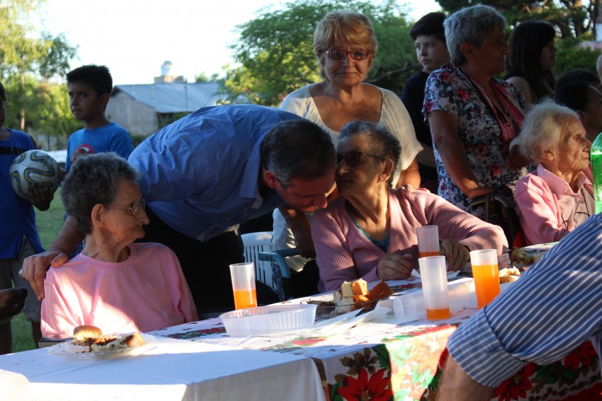 Los abuelos despidieron el ao con msica y baile