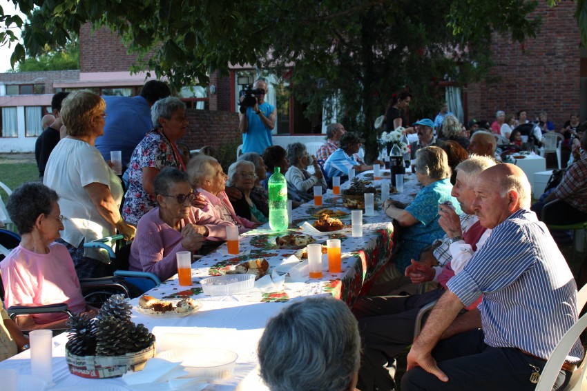 Los abuelos despidieron el ao con msica y baile