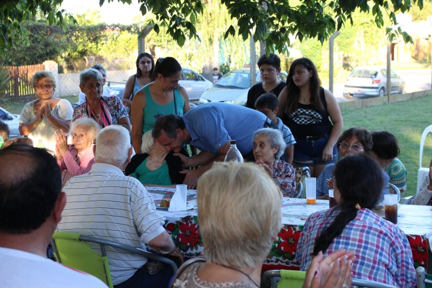 Los abuelos despidieron el ao con msica y baile
