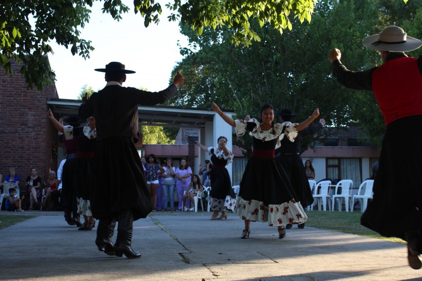 Los abuelos despidieron el ao con msica y baile