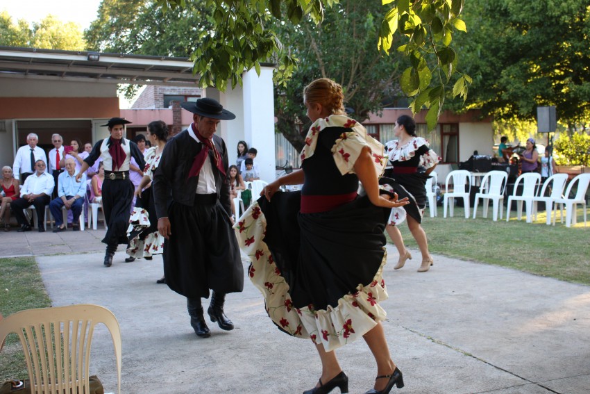 Los abuelos despidieron el ao con msica y baile