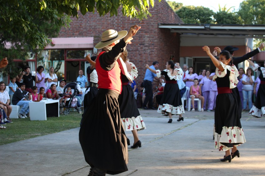 Los abuelos despidieron el ao con msica y baile