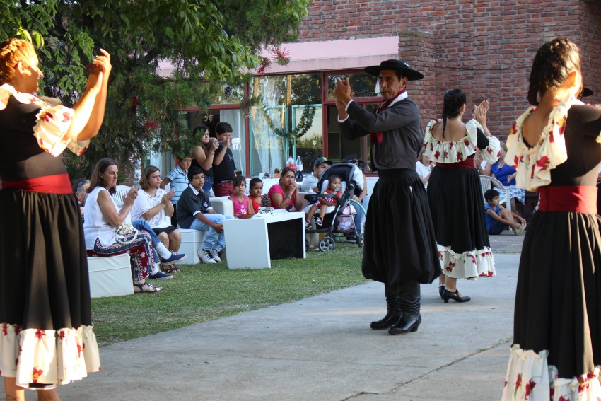 Los abuelos despidieron el ao con msica y baile