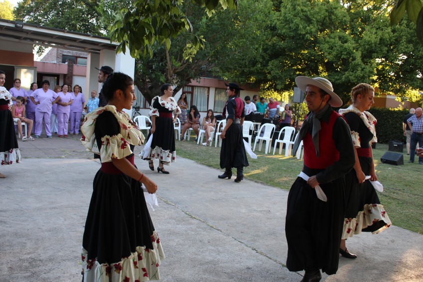 Los abuelos despidieron el ao con msica y baile