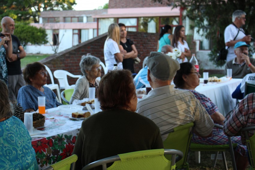 Los abuelos despidieron el ao con msica y baile