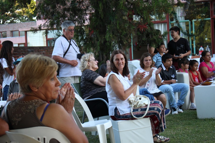Los abuelos despidieron el ao con msica y baile