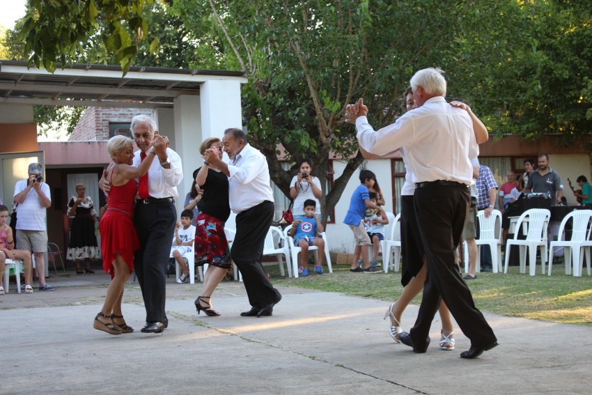 Los abuelos despidieron el ao con msica y baile