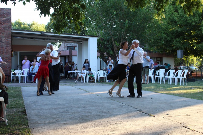 Los abuelos despidieron el ao con msica y baile