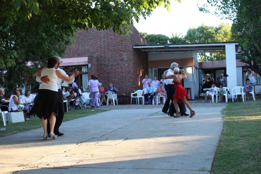 Los abuelos despidieron el ao con msica y baile