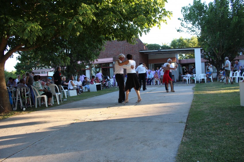 Los abuelos despidieron el ao con msica y baile