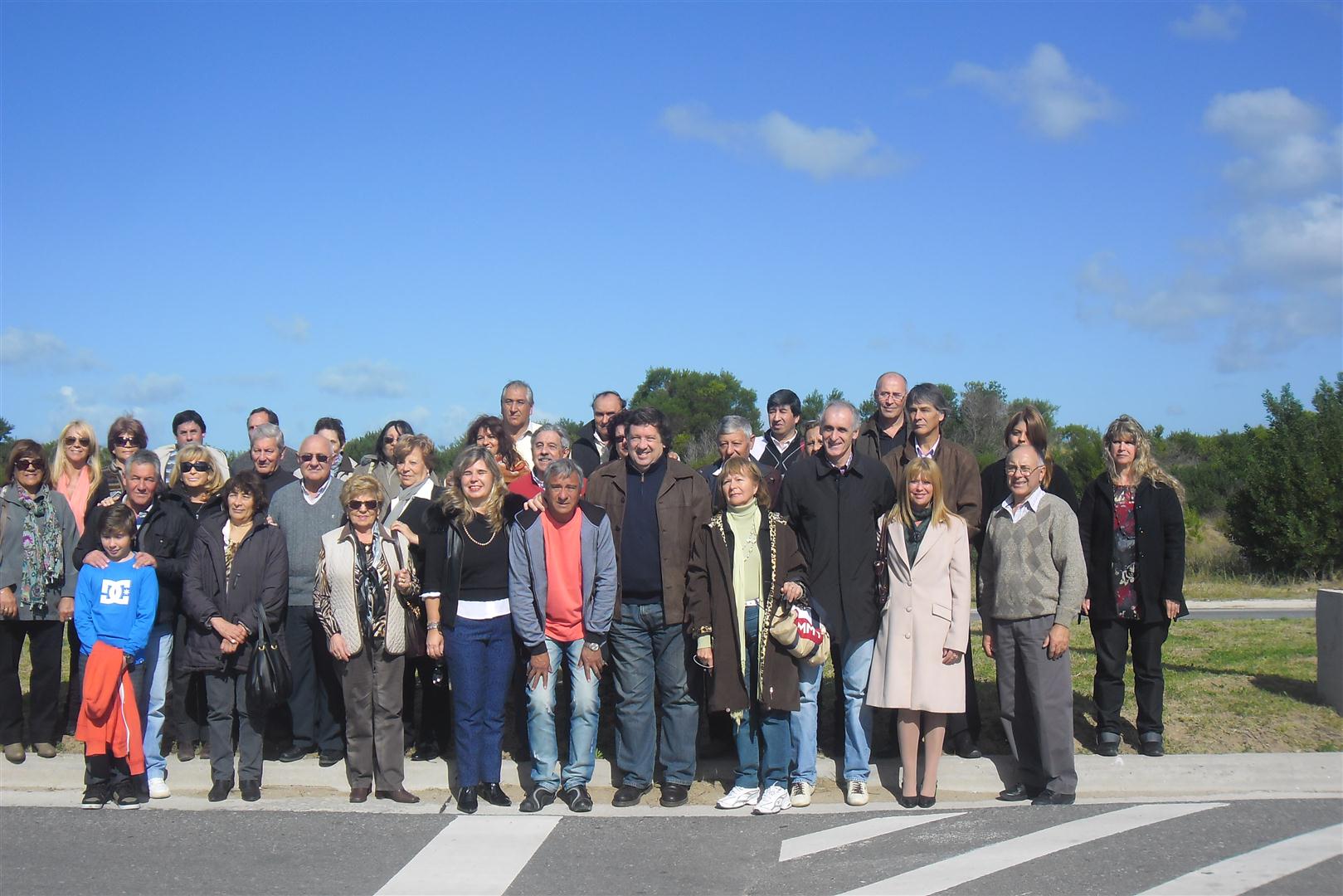 Popovich con los residentes locales en Villa Gesell