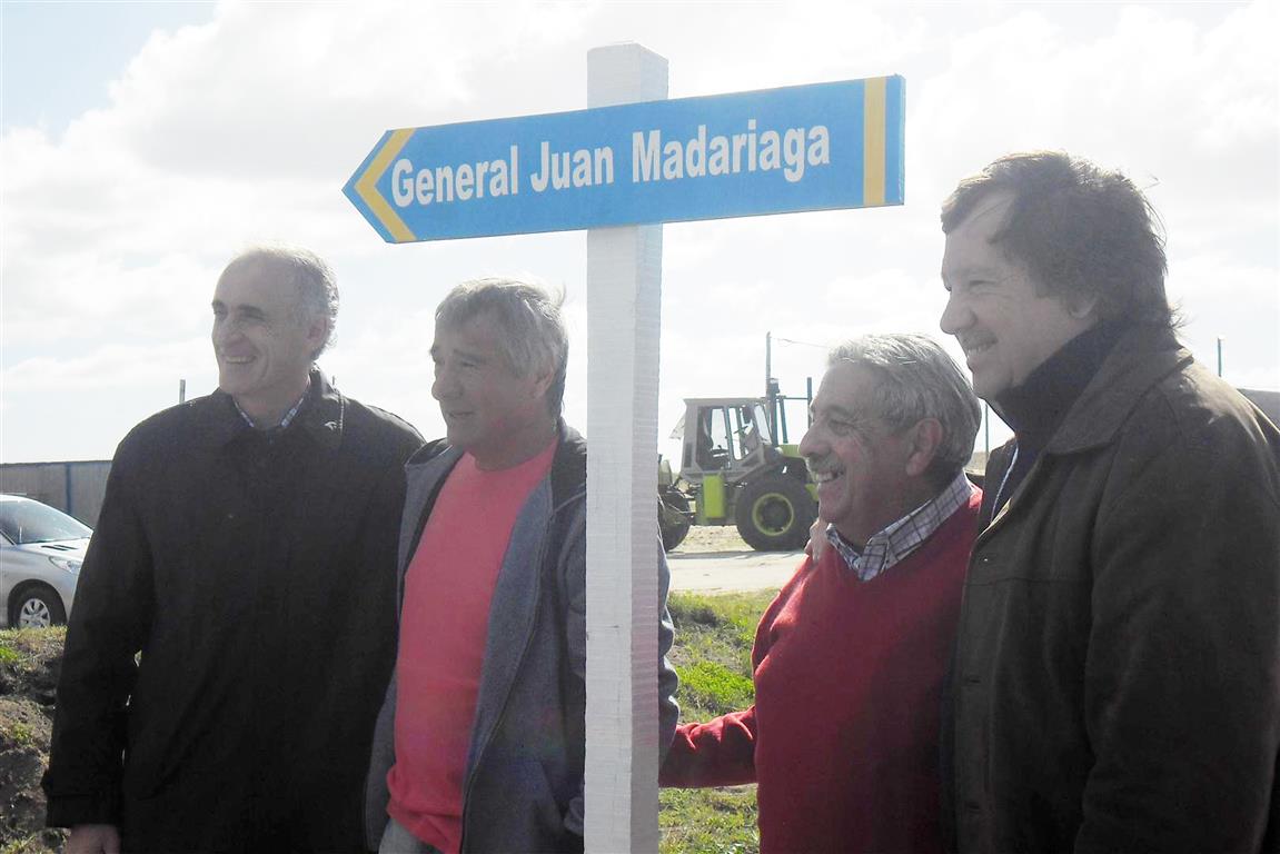 Popovich con los residentes locales en Villa Gesell