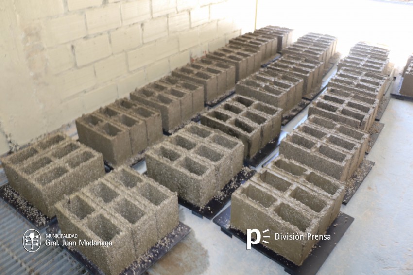 Santoro recorri la bloquera donde desempean su labor los cooperativi