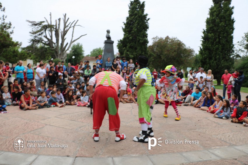 Cuentos, alegra y payasos para festejar la llegada de reyes en la pla