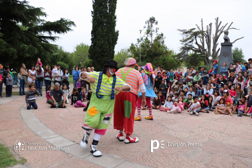 Cuentos, alegra y payasos para festejar la llegada de reyes en la pla
