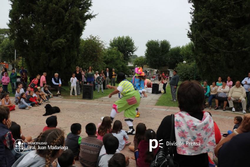 Cuentos, alegra y payasos para festejar la llegada de reyes en la pla