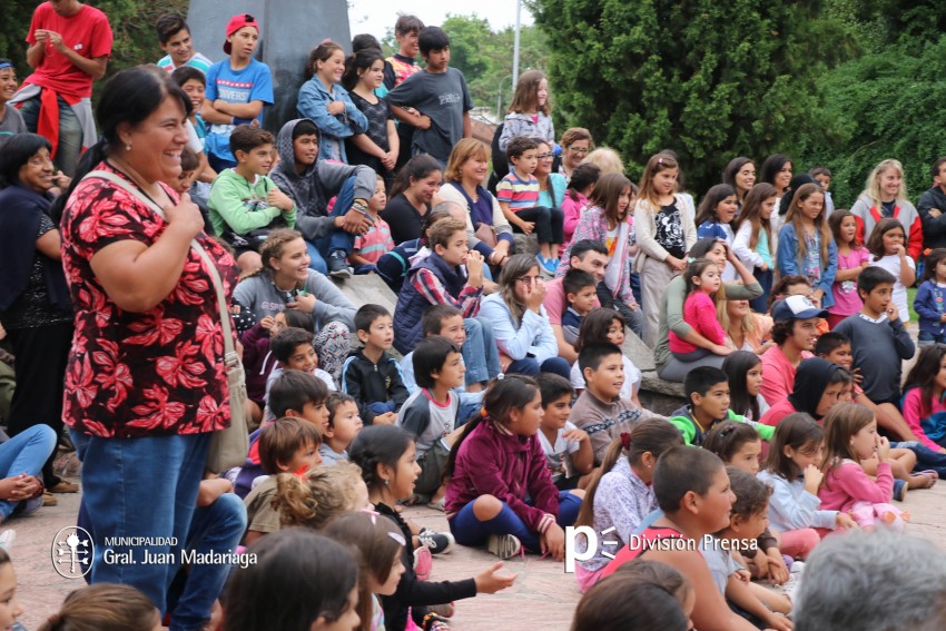 Cuentos, alegra y payasos para festejar la llegada de reyes en la pla