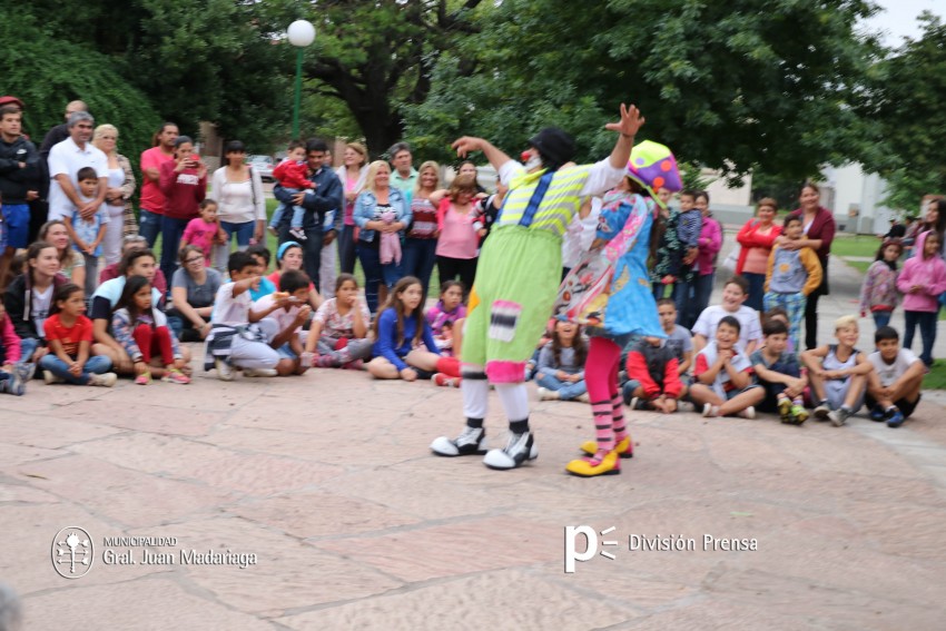 Cuentos, alegra y payasos para festejar la llegada de reyes en la pla