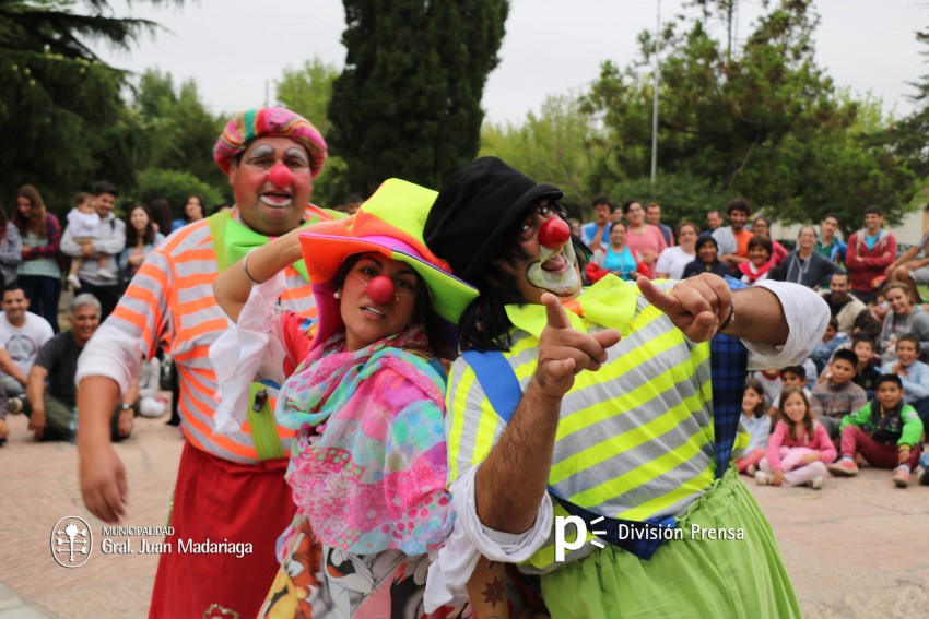 Cuentos, alegra y payasos para festejar la llegada de reyes en la pla