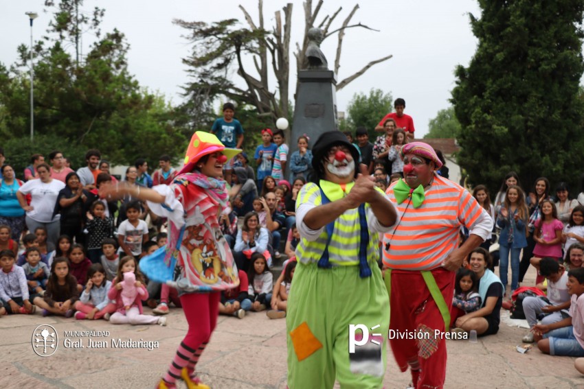 Cuentos, alegra y payasos para festejar la llegada de reyes en la pla