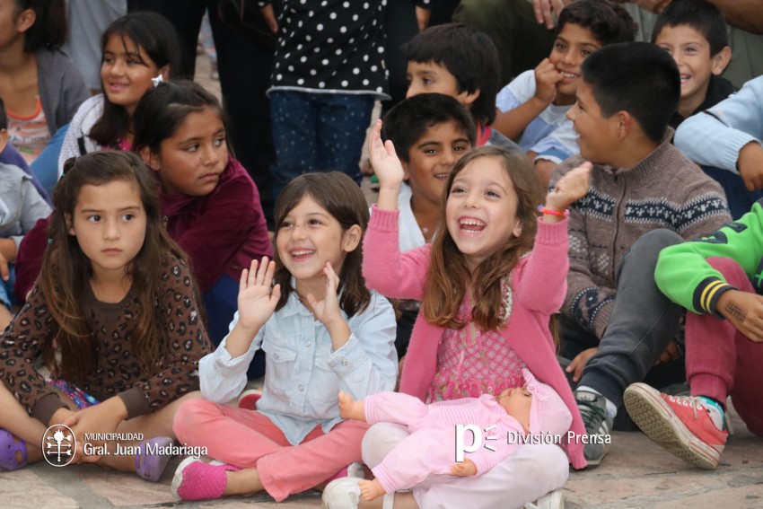 Cuentos, alegra y payasos para festejar la llegada de reyes en la pla