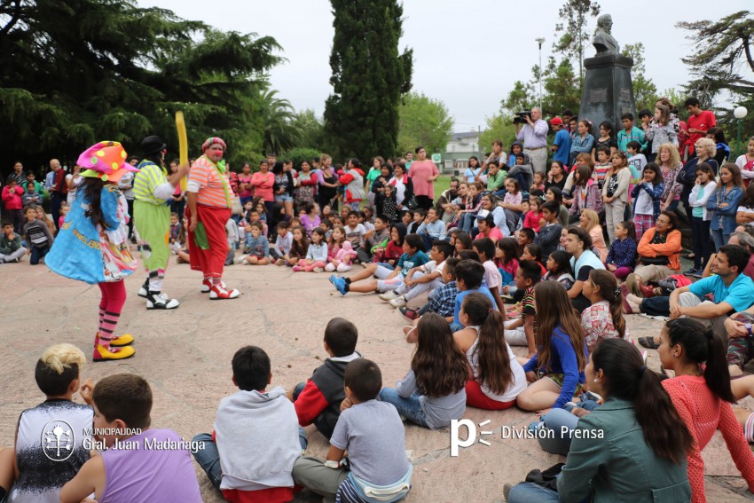 Cuentos, alegra y payasos para festejar la llegada de reyes en la pla