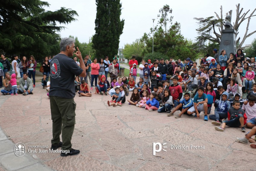 Cuentos, alegra y payasos para festejar la llegada de reyes en la pla