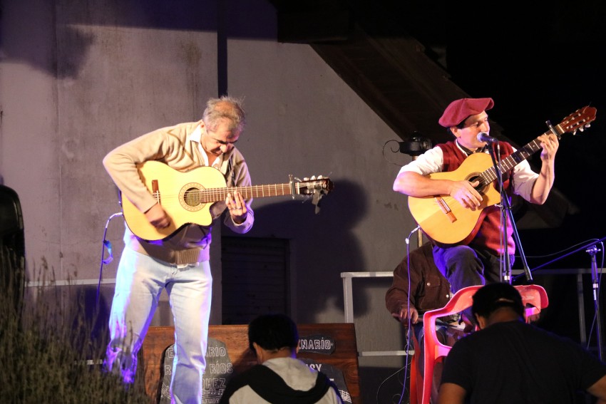 Se abri el ciclo veraniego de Folclore en los Barrios