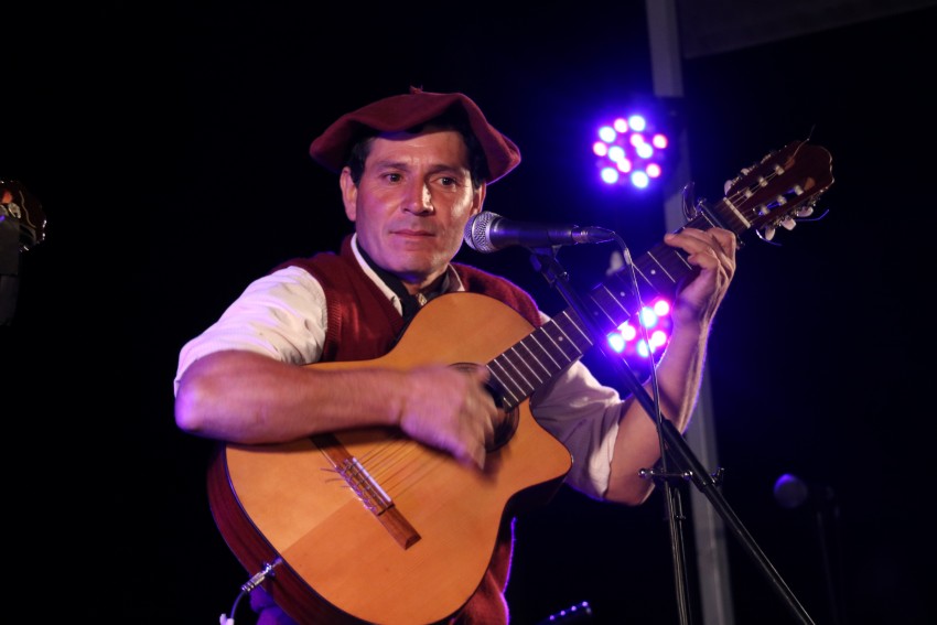 Se abri el ciclo veraniego de Folclore en los Barrios