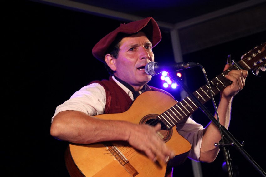 Se abri el ciclo veraniego de Folclore en los Barrios