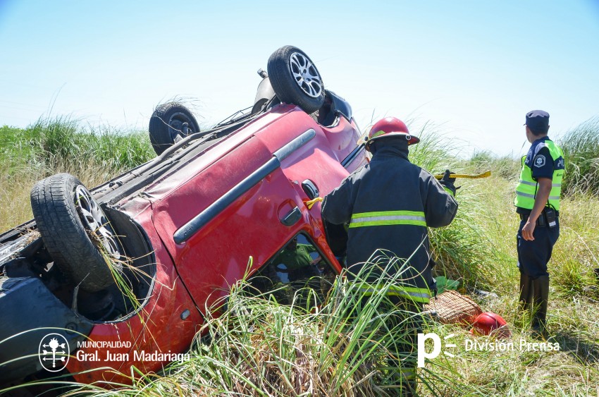 Vuelco en ruta 74: trasladaron a 3 heridos al Hospital Municipal