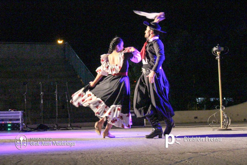 El escenario mvil de Folclore en los Barrios estuvo en el Anfiteatro