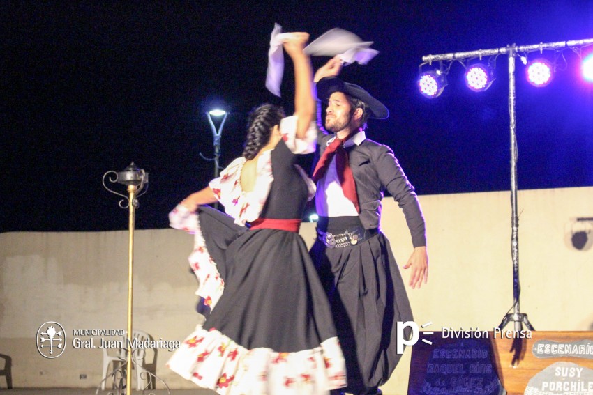 El escenario mvil de Folclore en los Barrios estuvo en el Anfiteatro