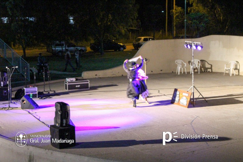 El escenario mvil de Folclore en los Barrios estuvo en el Anfiteatro