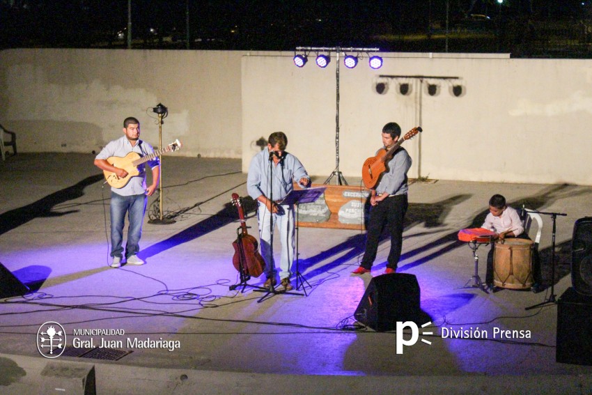 El escenario mvil de Folclore en los Barrios estuvo en el Anfiteatro