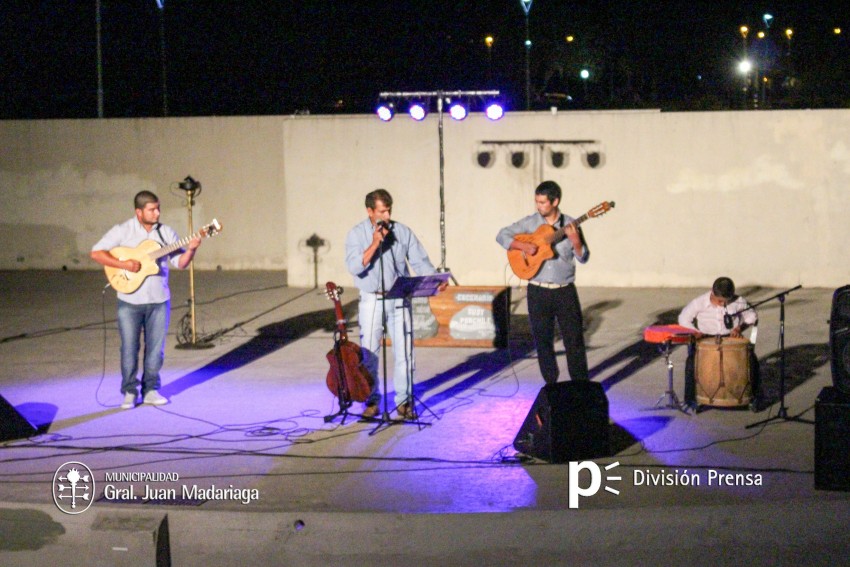 El escenario mvil de Folclore en los Barrios estuvo en el Anfiteatro