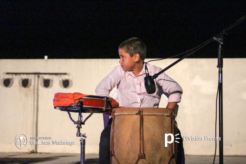 El escenario mvil de Folclore en los Barrios estuvo en el Anfiteatro