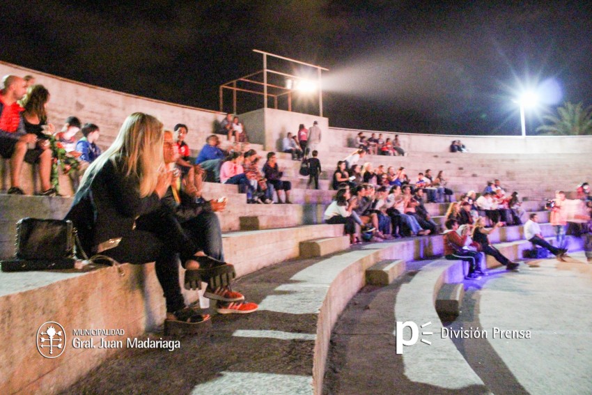 El escenario mvil de Folclore en los Barrios estuvo en el Anfiteatro