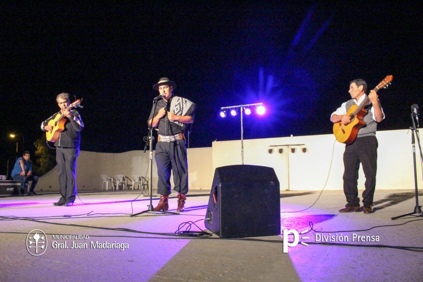 El escenario mvil de Folclore en los Barrios estuvo en el Anfiteatro