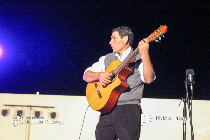 El escenario mvil de Folclore en los Barrios estuvo en el Anfiteatro