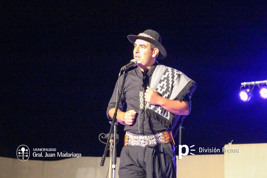 El escenario mvil de Folclore en los Barrios estuvo en el Anfiteatro